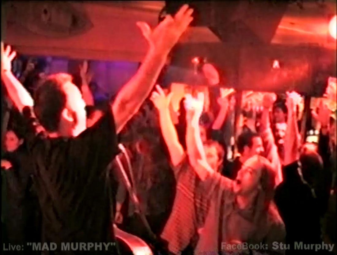 MAD MURPHY SOLO PERFORMER, CROWD PHOTO MAD MURPHY SOLO PERFORMER, CROWD PHOTO